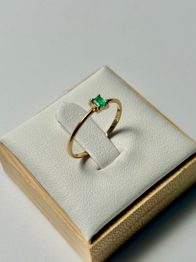 anillo esmeralda y diamante